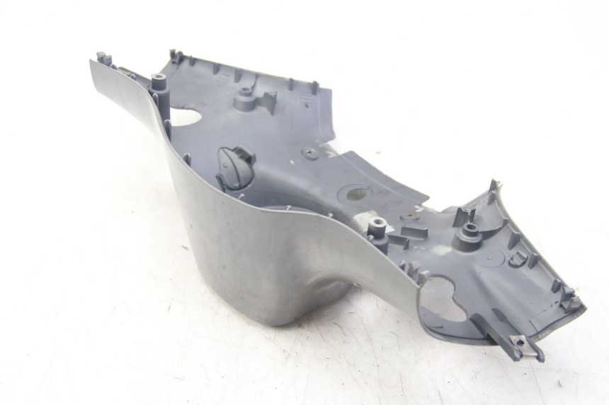 photo de COUVRE GUIDON ARRIERE PIAGGIO VESPA SPRINT 2T 50 (2014 - 2018) - Détail de la pièce