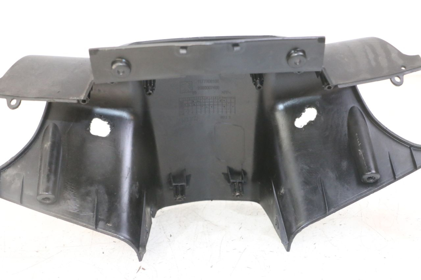 photo de COUVRE GUIDON ARRIERE PEUGEOT VIVACITY NEW 4T 50 (2008 - 2017) - Gros plan technique