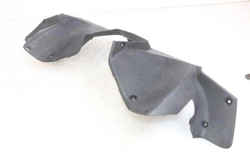 photo de COUVRE GUIDON ARRIERE YAMAHA X-MAX XMAX 250 (2006 - 2009) - Points de fixation