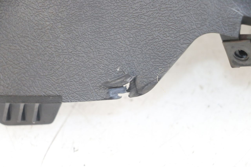 photo de COUVRE GUIDON ARRIERE YAMAHA XMAX X-MAX 125 (2006 - 2009) - Détail de la pièce