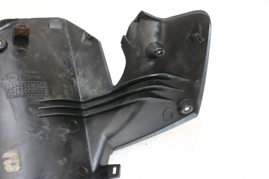 photo de COUVRE GUIDON ARRIERE YAMAHA XMAX X-MAX 125 (2006 - 2009) - Détail de la pièce