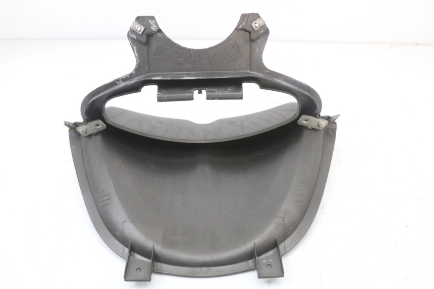 photo de COUVRE GUIDON ARRIERE PIAGGIO X8 125 (2004 - 2007) - Gros plan technique