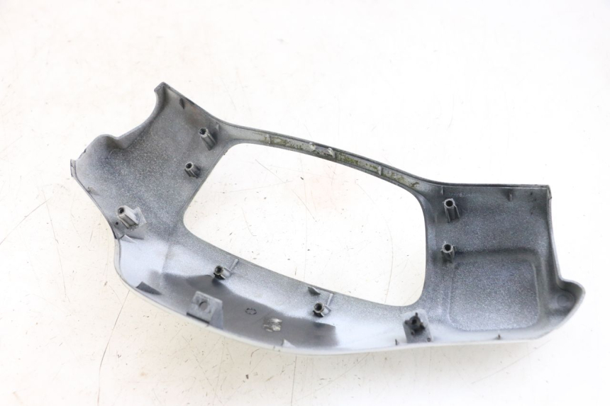 photo de COUVRE GUIDON AVANT MBK BOOSTER SPIRIT 50 (2004 - 2017) - Détail de la pièce