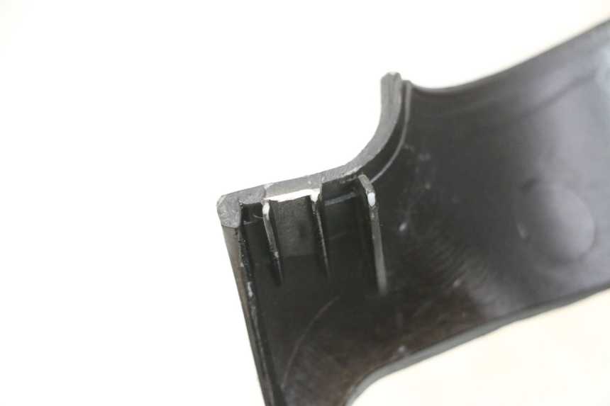 photo de COUVRE GUIDON AVANT DAELIM BESBI 125 (2007 - 2008) - Points de fixation