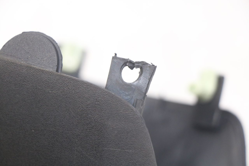 photo de COUVRE GUIDON AVANT PEUGEOT ELYSEO 125 (1999 - 2004) - Détail de la pièce