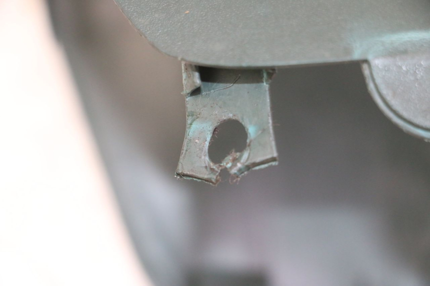 photo de COUVRE GUIDON AVANT PEUGEOT ELYSEO 125 (1999 - 2004) - Autre angle de vue