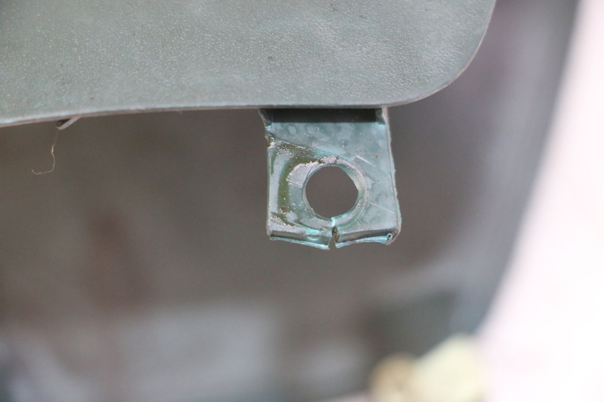 photo de COUVRE GUIDON AVANT PEUGEOT ELYSEO 125 (1999 - 2004) - Gros plan technique