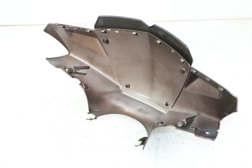 photo de COUVRE GUIDON AVANT PEUGEOT KISBEE 2T 50 (2010 - 2017) - Gros plan technique