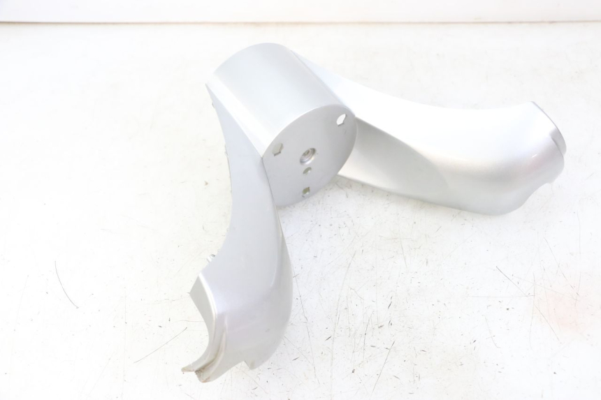 photo de COUVRE GUIDON AVANT KYMCO GRAND DINK 125 (2008 - 2014) - Points de fixation