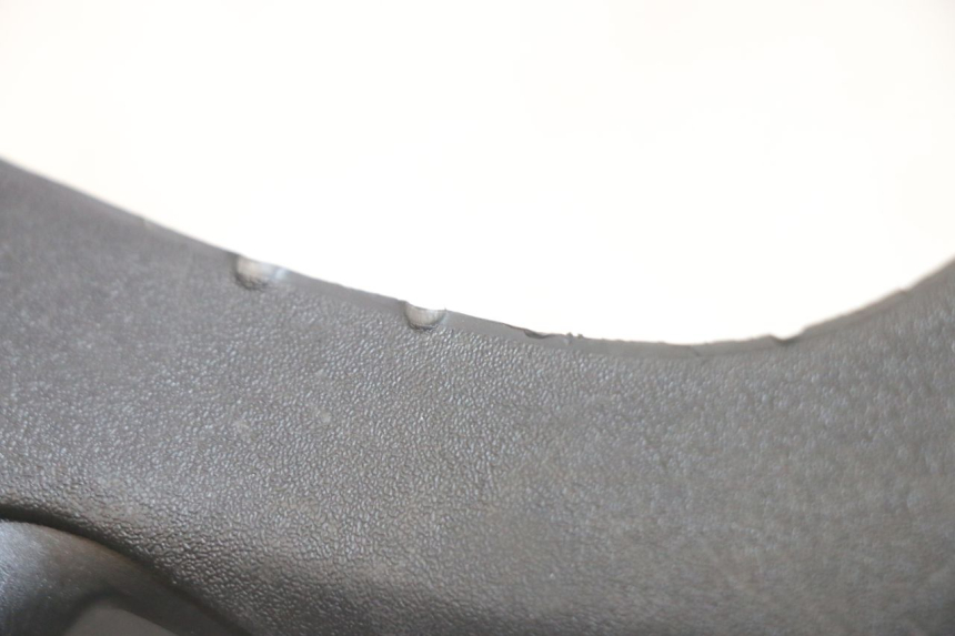 photo de COUVRE GUIDON AVANT PIAGGIO MP3 HPE 300 (2019 - 2026) - Gros plan technique