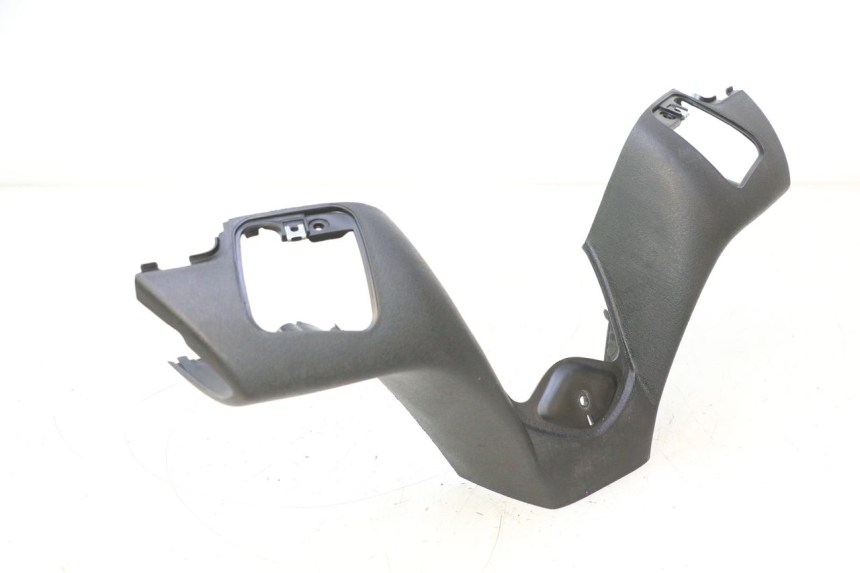 photo de COUVRE GUIDON AVANT PIAGGIO MP3 LT 300 (2010 - 2016) - Gros plan technique