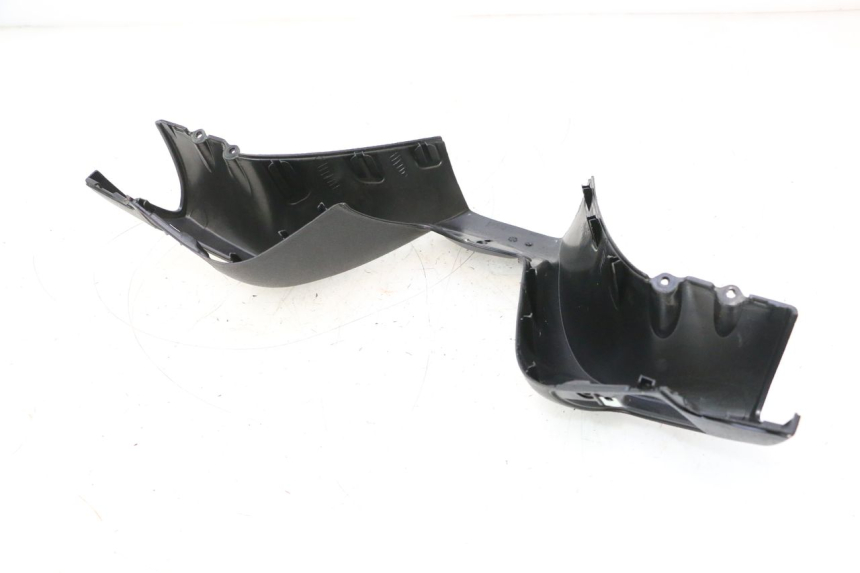 photo de COUVRE GUIDON AVANT PIAGGIO MP3 LT 300 (2010 - 2016) - Points de fixation