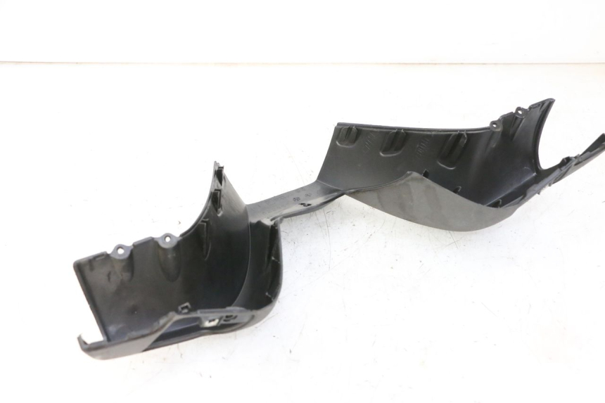 photo de COUVRE GUIDON AVANT PIAGGIO MP3 125 (2006 - 2014) - Gros plan technique