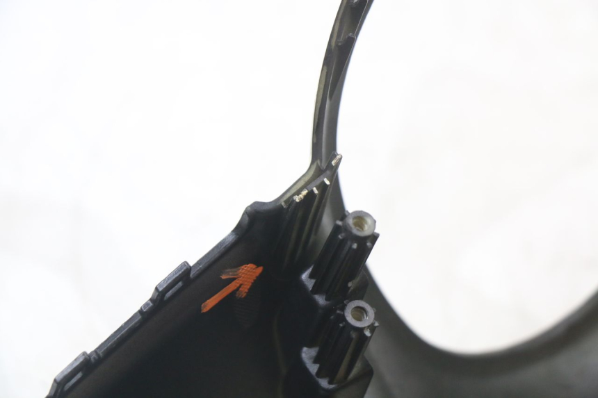 photo de COUVRE GUIDON AVANT PEUGEOT DJANGO 125 (2014 - 2017) - Points de fixation