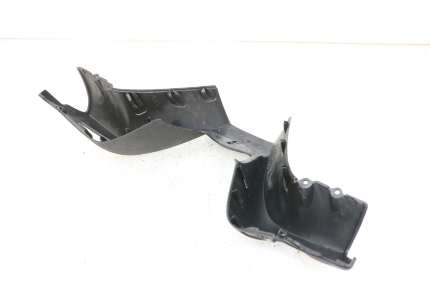 photo de COUVRE GUIDON AVANT PIAGGIO MP3 125 (2006 - 2014) - Détail de la pièce