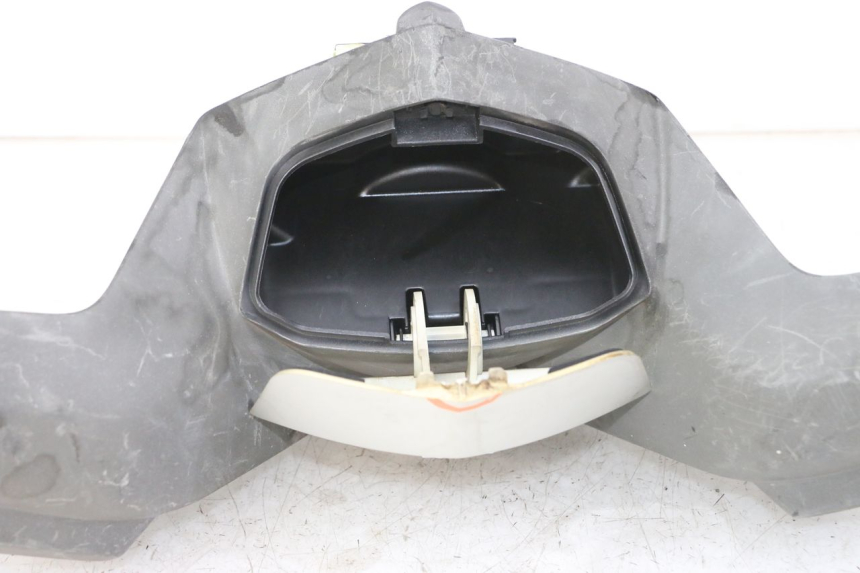 photo de COUVRE GUIDON AVANT PEUGEOT SATELIS 125 (2013 - 2018) - Gros plan technique