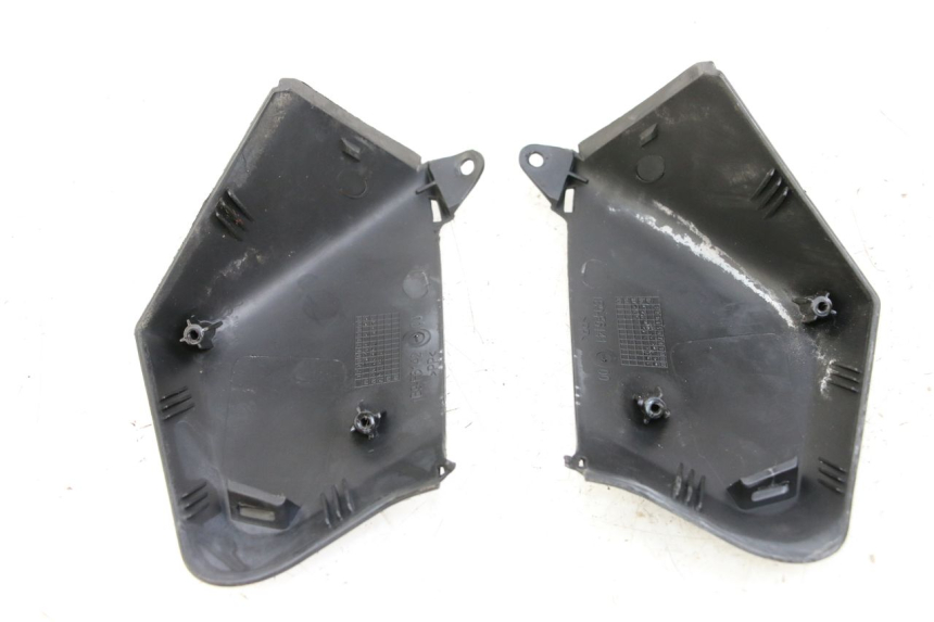 photo de COUVRE GUIDON AVANT YAMAHA XMAX X-MAX 125 (2006 - 2009) - Détail de la pièce