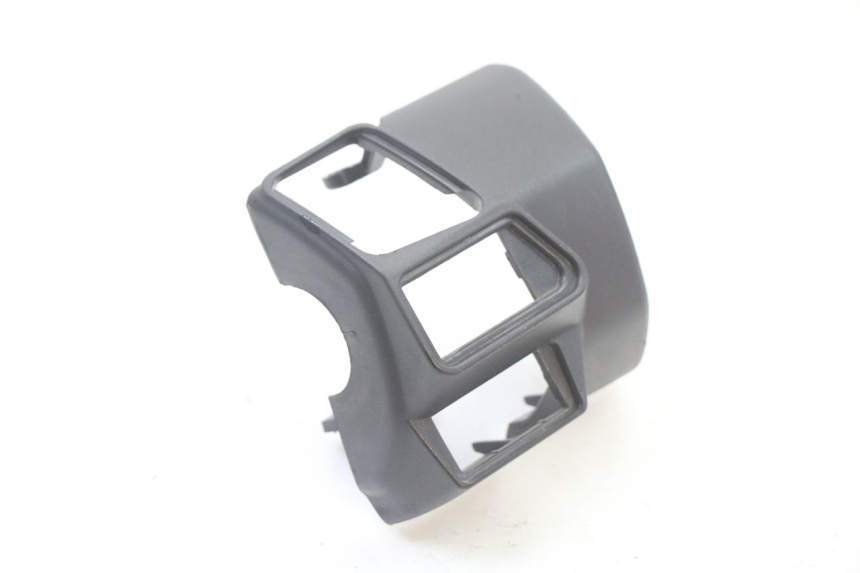 photo de COUVRE GUIDON COMMODO APRILIA ATLANTIC 125 (2003 - 2009) - Détail de la pièce