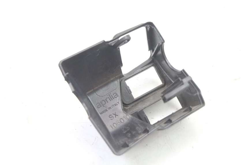 photo de COUVRE GUIDON COMMODO APRILIA ATLANTIC 125 (2003 - 2009) - Gros plan technique