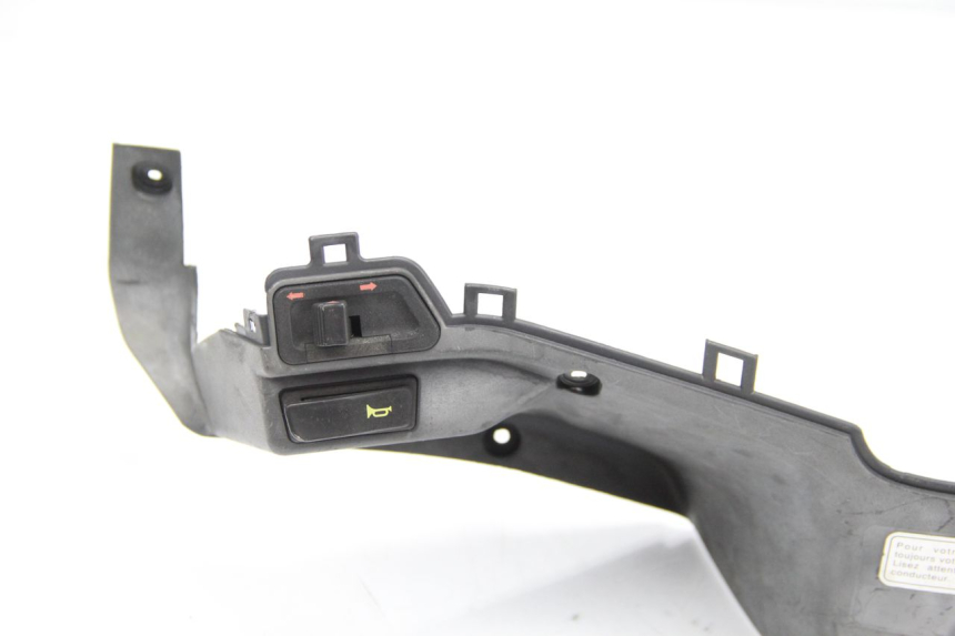 photo de COUVRE GUIDON COMMODO HONDA FES PANTHEON 125 (2003 - 2007) - Gros plan technique