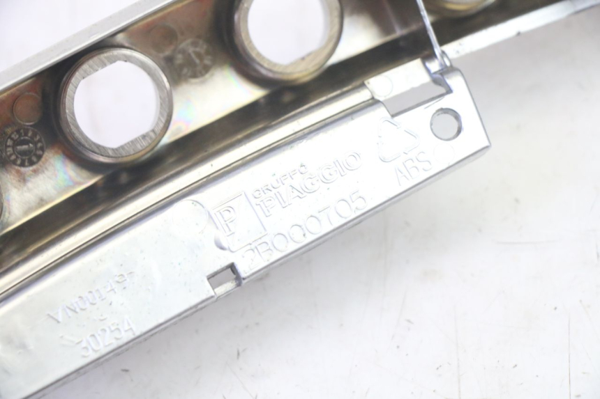 photo de COUVRE GUIDON COMMODO PIAGGIO MP3 500 (2016 - 2018) - Vue d’ensemble