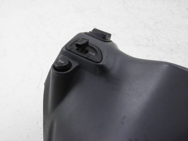 photo de COUVRE GUIDON COMMODO PIAGGIO SUPER LX 125 (2000 - 2003) - Détail de la pièce