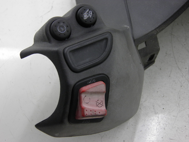 photo de COUVRE GUIDON COMMODO PIAGGIO X8 STREET 125 (2006 - 2007) - Détail de la pièce