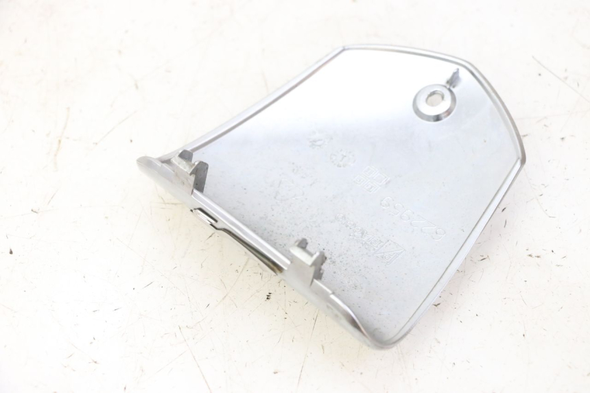 photo de COUVRE GUIDON  PIAGGIO MP3 RL 250 (2006 - 2010) - Détail de la pièce