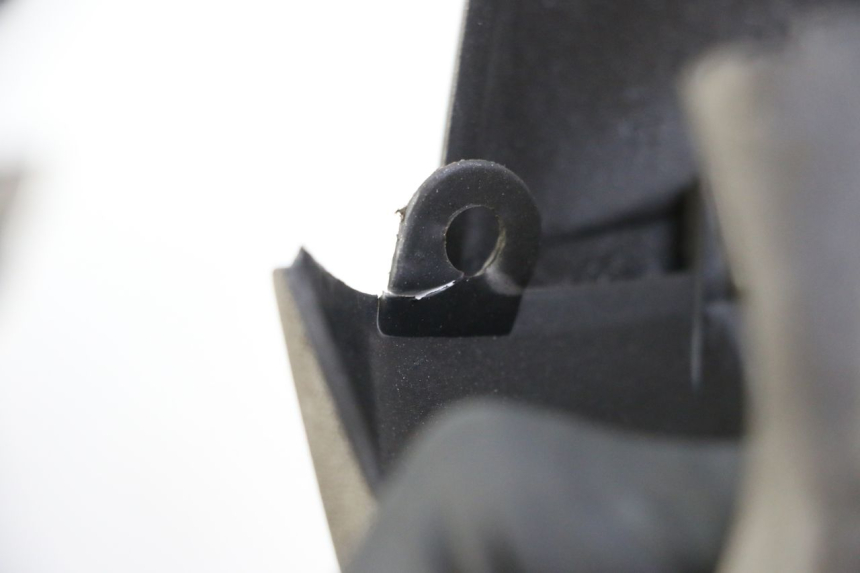 photo de COUVRE GUIDON PIAGGIO X8 125 (2004 - 2007) - Détail de la pièce