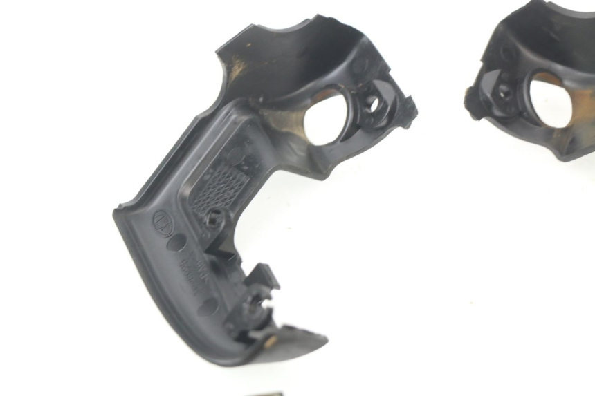 photo de COUVRE GUIDON  APRILIA SCARABEO GT 125 (1999 - 2007) - Détails caractéristiques