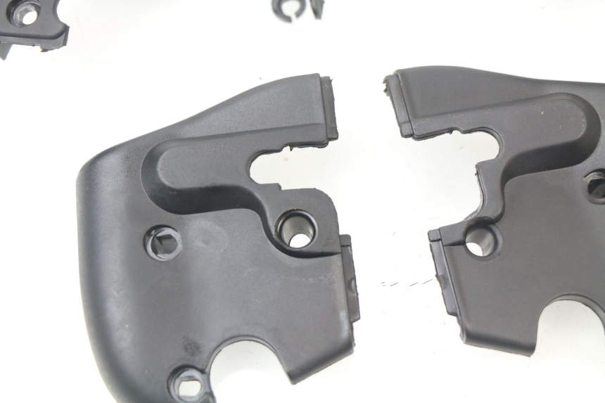 photo de COUVRE GUIDON  APRILIA SCARABEO GT 125 (1999 - 2007) - Gros plan technique