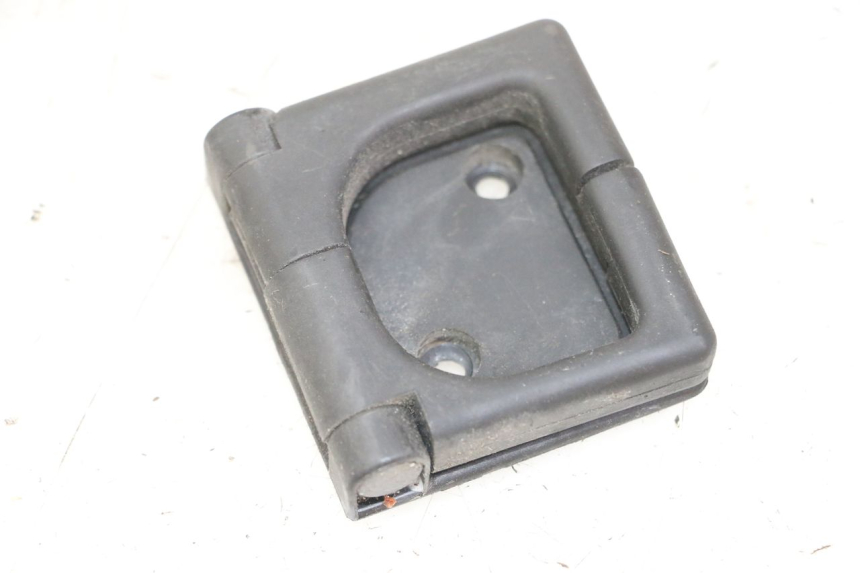 photo de CROCHET SAC PEUGEOT SATELIS 125 (2013 - 2018) - Détail de la pièce