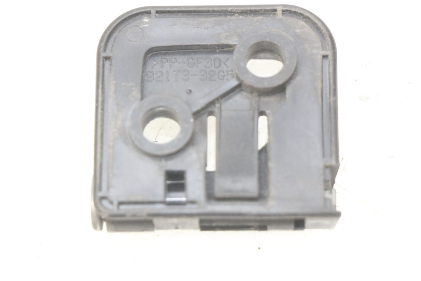 photo de CROCHET SAC SUZUKI SIXTEEN 125 (2008 - 2010) - Détail de la pièce