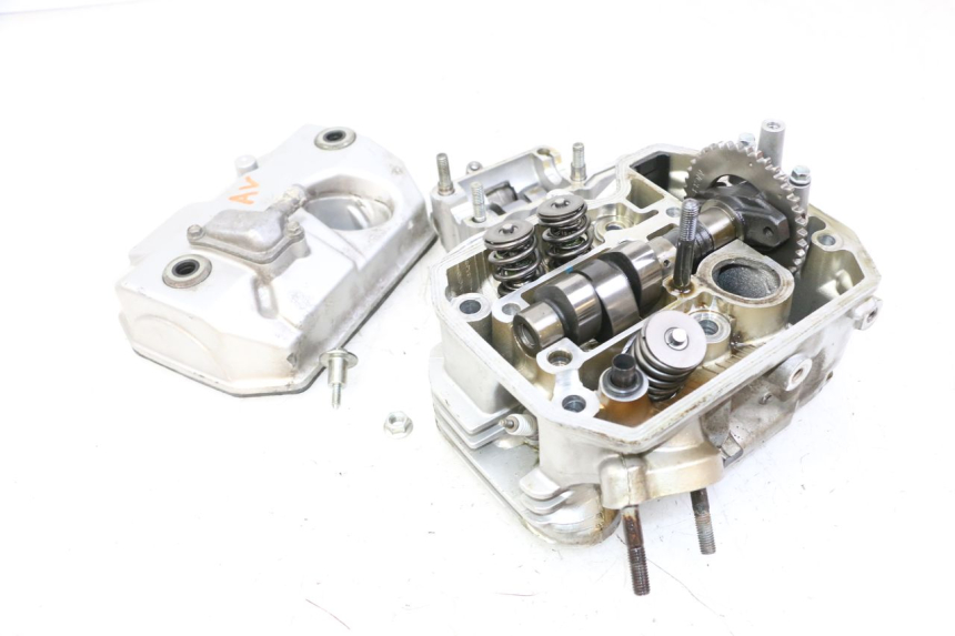 photo de CULASSE AVANT HONDA NTV DEAUVILLE 650 (2001 - 2006) - Vue rapprochée