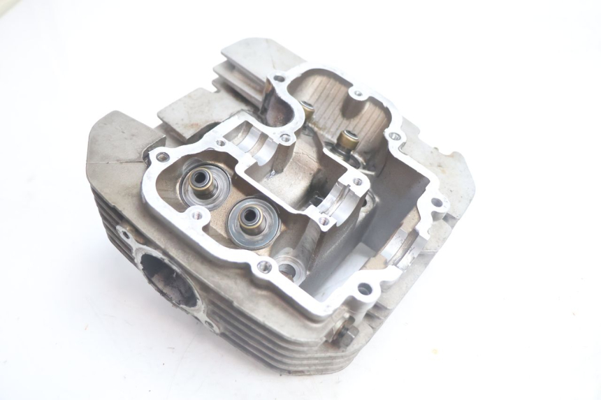 photo de CULASSE SUZUKI DR S 600 (1985 - 1989) - Autre angle de vue