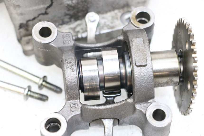 photo de Cylinder Head HONDA FES S-WING SWING ABS 125 (2007 - 2015) - Inspection visuelle