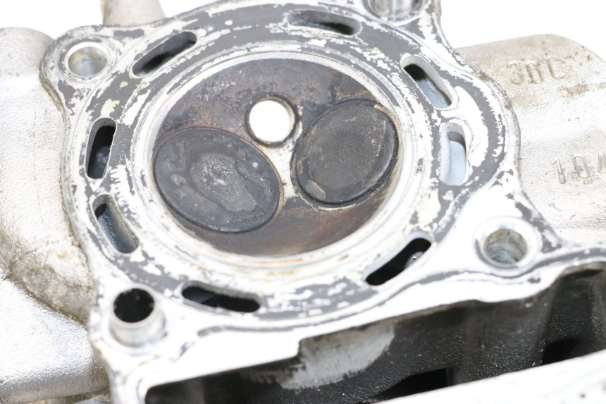 photo de Cylinder Head HONDA FES S-WING SWING ABS 125 (2007 - 2015) - Points de fixation