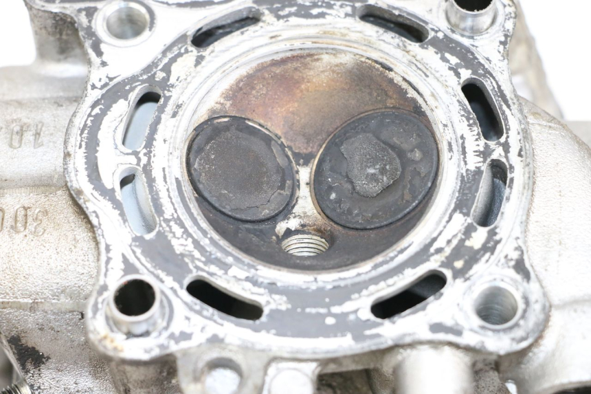 photo de Cylinder Head HONDA FES S-WING SWING ABS 125 (2007 - 2015) - État de surface