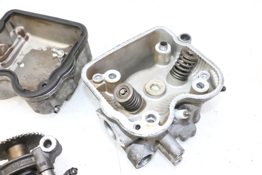 photo de Cylinder Head HONDA FES S-WING SWING ABS 125 (2007 - 2015) - Zoom composants