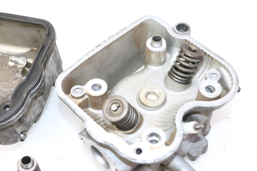 photo de Cylinder Head HONDA FES S-WING SWING ABS 125 (2007 - 2015) - Angle alternatif