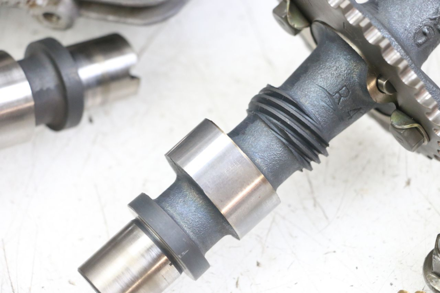 photo de CULASSE SUZUKI GSX E 250 (1982 - 1983) - Gros plan technique