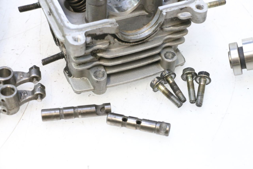 photo de CULASSE PEUGEOT KISBEE 4T 50 (2010 - 2017) - Aperçu profil