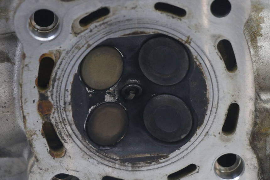 photo de CULASSE PEUGEOT SATELIS 125 (2013 - 2018) - Vue rapprochée