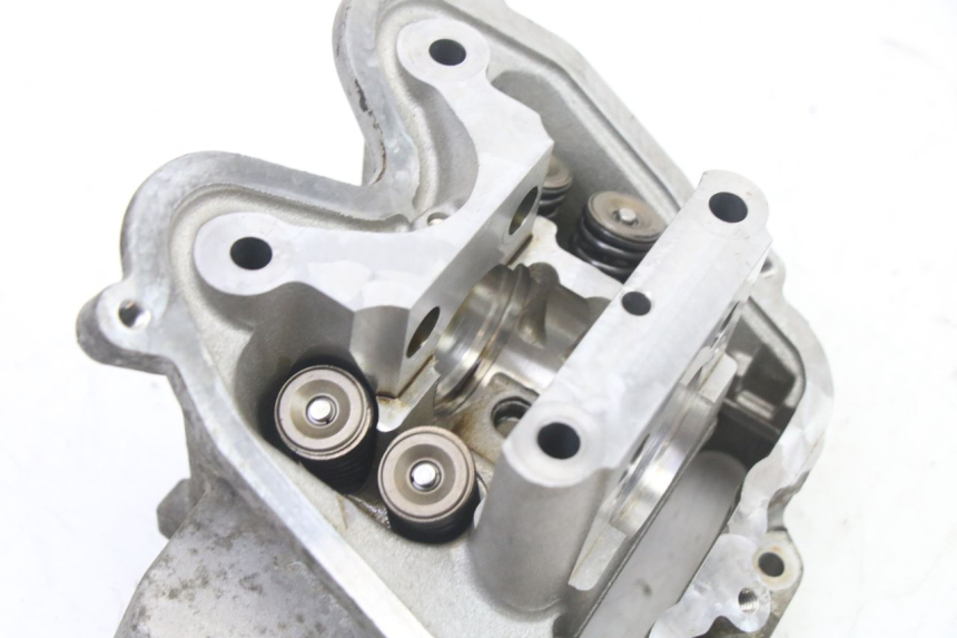 photo de CULASSE PEUGEOT SATELIS 125 (2013 - 2018) - Autre angle de vue