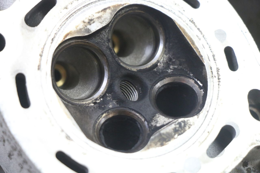 photo de CULASSE PEUGEOT SATELIS 125 (2013 - 2018) - Vue rapprochée