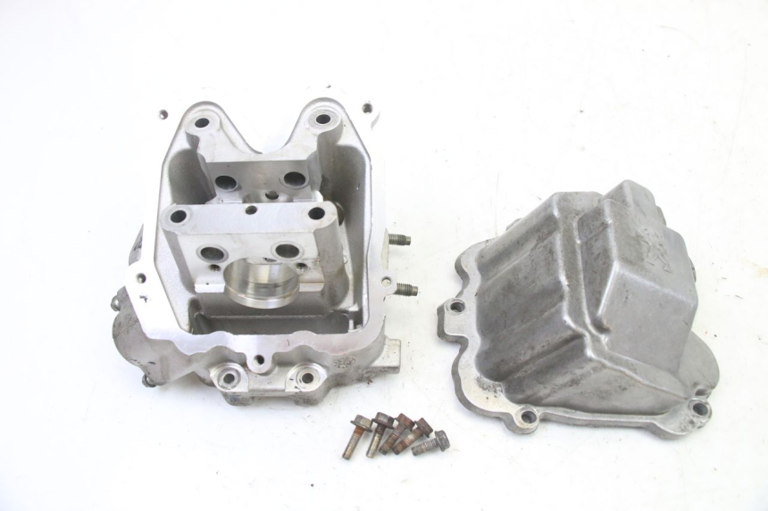 photo de CULASSE PEUGEOT SATELIS 125 (2013 - 2018) - Gros plan technique