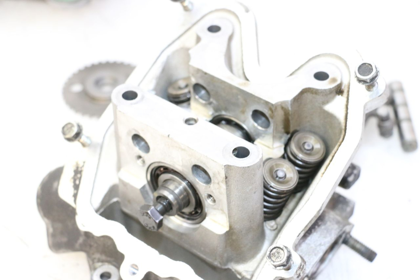 photo de CULASSE PEUGEOT SATELIS 125 (2013 - 2018) - Vue rapprochée