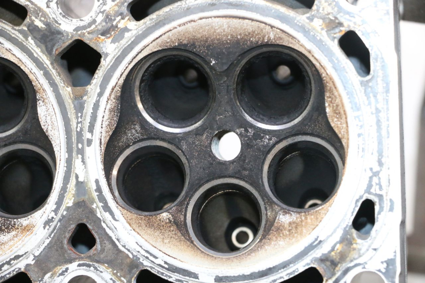 photo de CULASSE YAMAHA YZF R GENESIS 750 (1993 - 1998) - Détail de la pièce