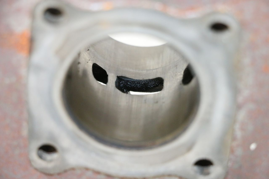 photo de CYLINDRE PEUGEOT KISBEE 2T 50 (2010 - 2017) - Autre angle de vue