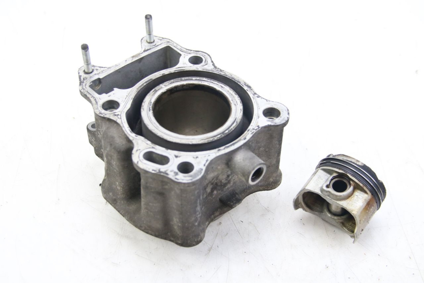photo de CYLINDRE PISTON SUZUKI BURGMAN 125 (2007 - 2014) - Gros plan technique